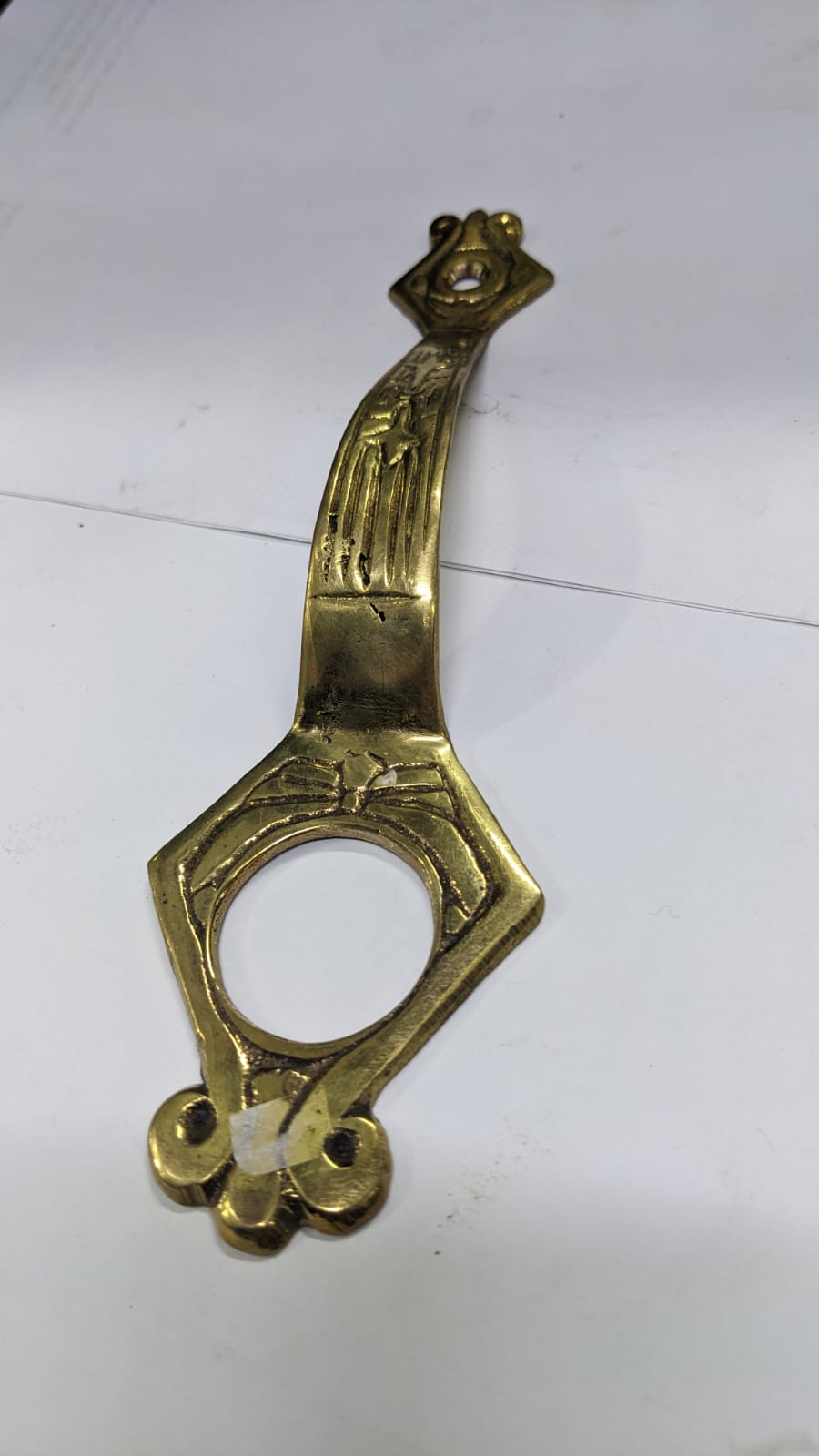 TIRADOR DORADO PARA PUERTA CON DISEÑO 20CM INC. TORNILLOS