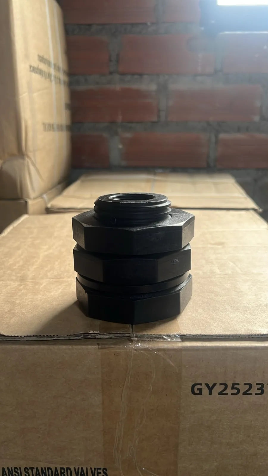 CONECTOR HEXAGONAL 1" C/CONTRATUERCA PARA TANQUE ALTO