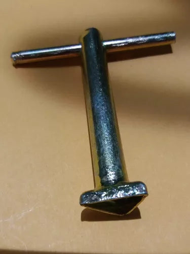 LLAVE TAPA MEDIDOR TRIANGULAR LUZ