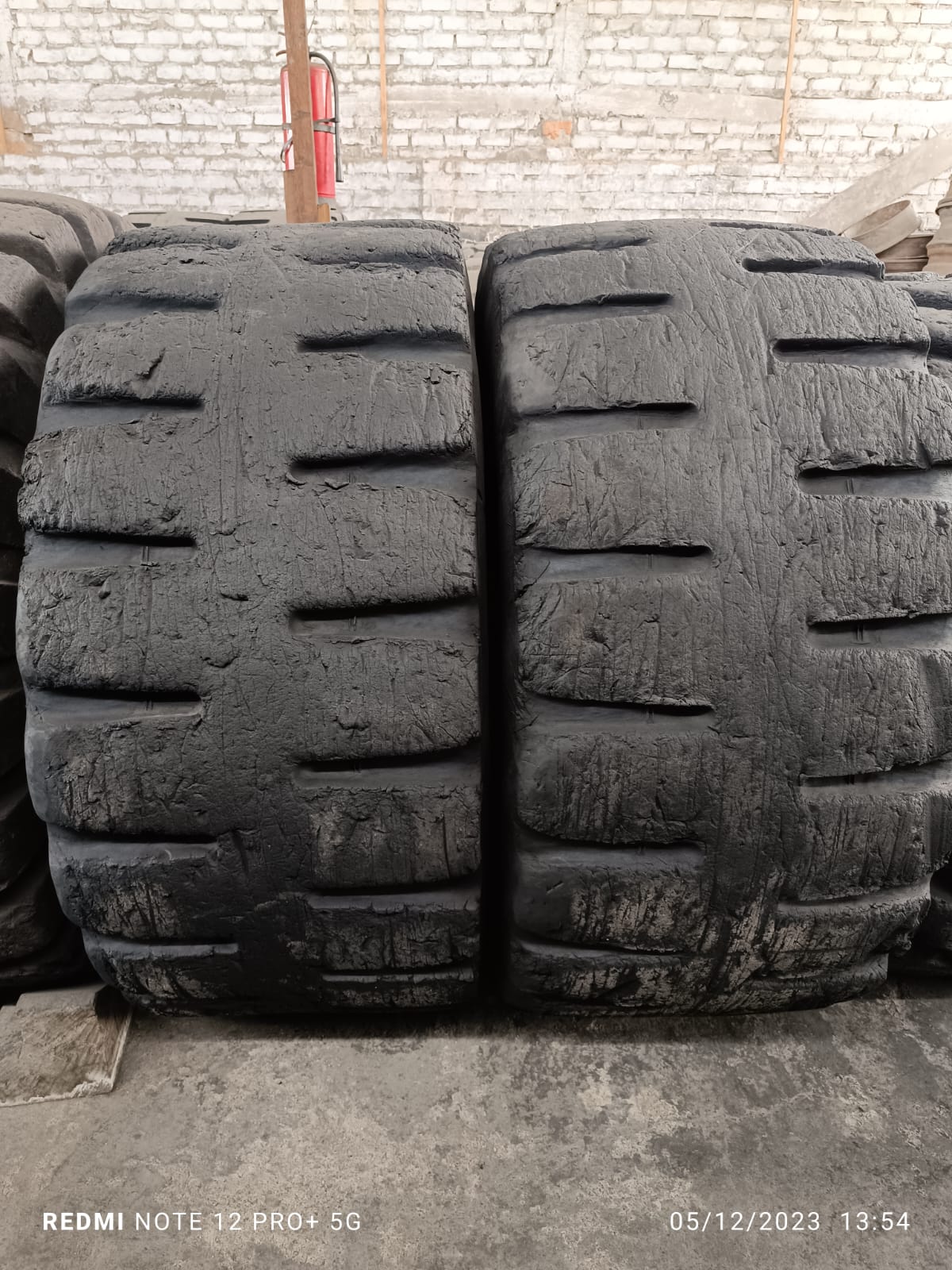 LLANTA 265 x 25 SEGUNDA P/ CARGADOR FRONTAL CAT 966-G - 201 "YOKOHAMA"