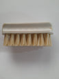 ESCOBILLAS DE CALZADO N*1 CON BASE PLASTICO Y FIBRA BEIGE&nbsp; LARGO 9 :1/2 CM  X ANCHO 3CM