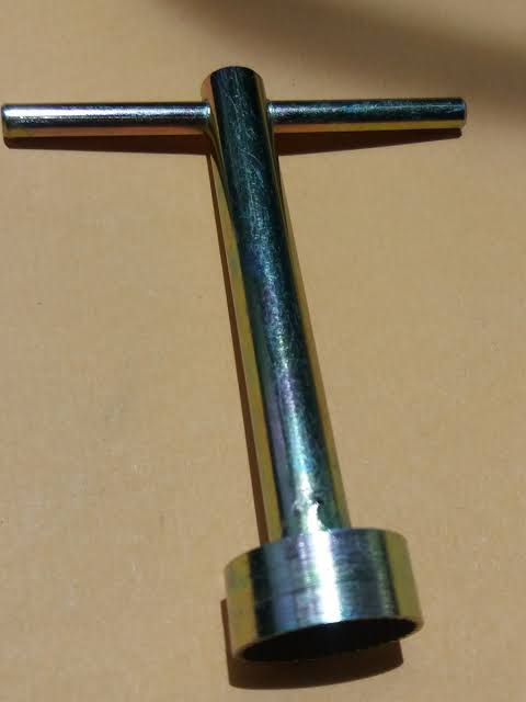 LLAVE TAPA MEDIDOR CIRCULAR LUZ