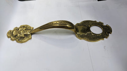 TIRADOR DORADO PARA PUERTA CON DISEÑO 27cm  inc. tornillos