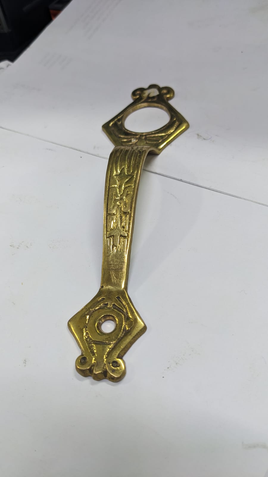 TIRADOR DORADO PARA PUERTA CON DISEÑO 20CM  INC. TORNILLOS