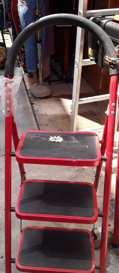 ESCALERA TIJERA 3 PASOS ROJA DOMESTICA FIERRO JEBE
