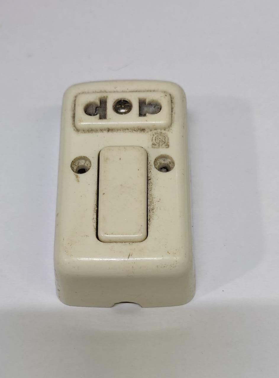 TOMA CORRIENTE MIXTO sobre poner (ANTIGUO)