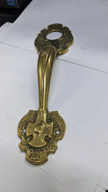 TIRADOR DORADO PARA PUERTA CON DISEÑO 27cm  inc. tornillos